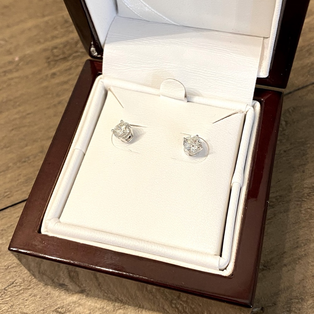 *NWT* IGI Certified Round Brilliant Diamond Studs